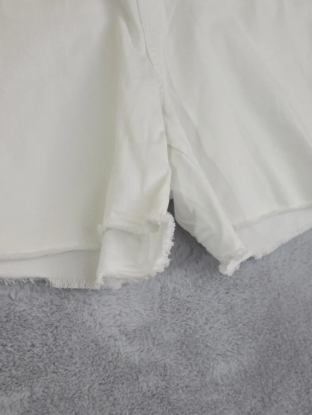 crown & ivy White Frayed Hem Denim Shorts